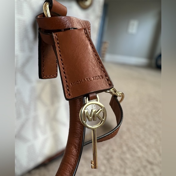 LIKE NEW Michael Kors Hamilton Satchel Bag - Picture 10 of 17